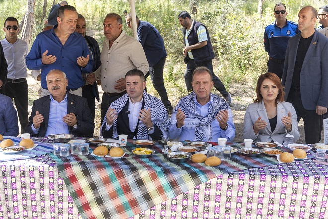 Mersin Büyükşehir Belediye Başkanı Vahap Seçer, Mezitli Belediyesi tarafından düzenlenen