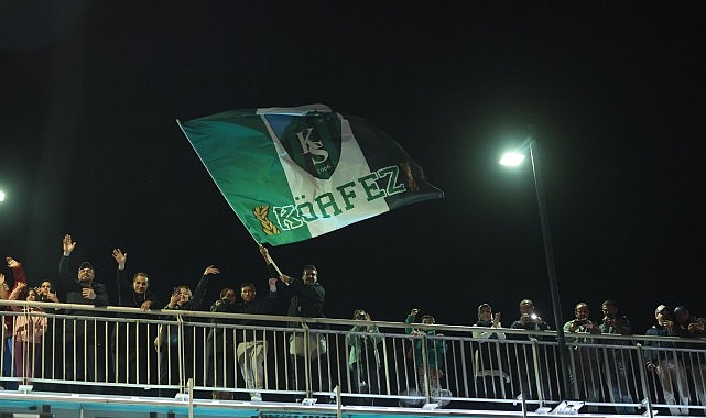 Kocaelispor’un şampiyonluk kutlamasında taraftara üçlü çektiren Kocaeli Büyükşehir Belediye Başkanı