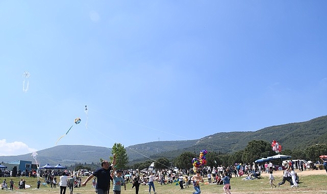 Torbalı’da geleneksel hale gelen Uçurtma Şenliği dün Özbey Mahallesi’nde bulunan