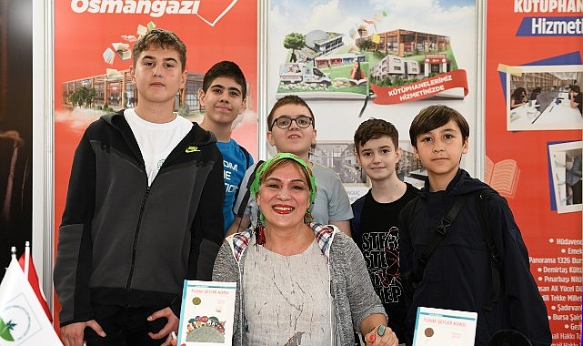 Osmangazi Belediyesi tarafından düzenlenen imza günü etkinliğine katılan yazar Halime