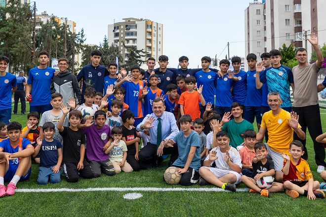 Mersin Yenişehir Belediye Başkanı Abdullah Özyiğit, Akkent Mahallesi’ndeki çocukların halı