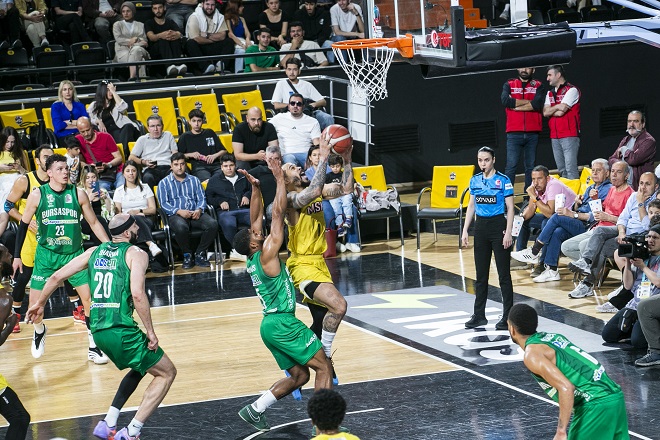 Türkiye Sigorta Basketbol Süper Ligi’nde play-off’a kalma mücadelesi veren Mersin