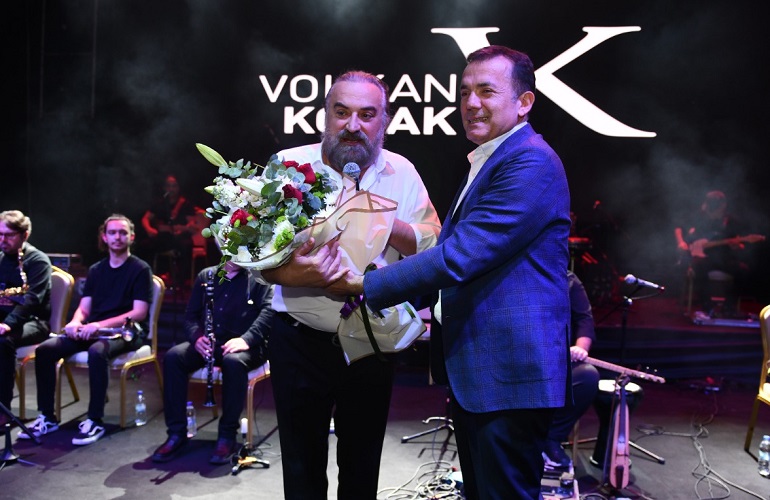 Kuzey Kıbrıs Türk Cumhuriyeti’nde konser verdiği sırada geçirdiği kalp krizi