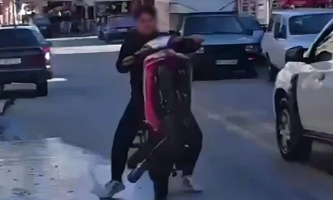 MOTORUNUN ÖNÜNÜ KALDIRDI CEZAYI YEDİ