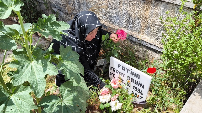 “Kızımız kara toprakta, katil sokakta”: Feray Şahin’in Ailesi Anneler Günü’nde