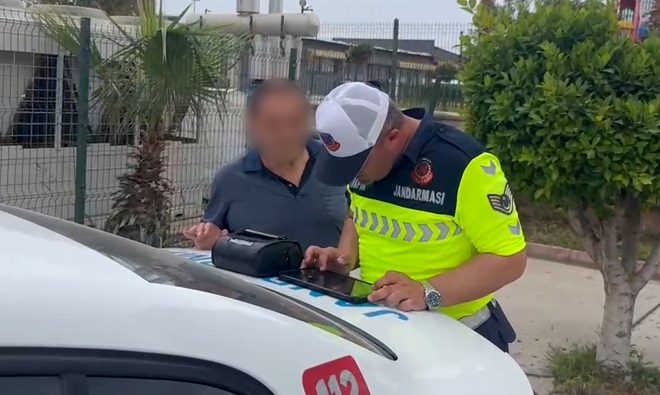 Mersin’in Erdemli ilçesinde otomobiliyle trafikte ters şeritten ilerleyen sürücü Trafik