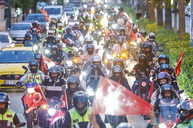 Mersin Yenişehir Belediyesi, ulusal bayramlarda gelenek haline getirdiği araçlı şehir