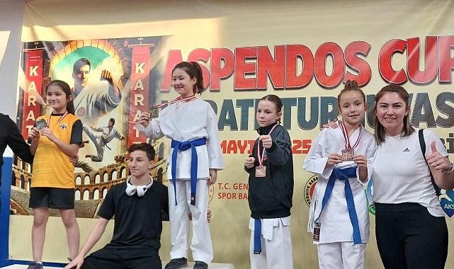 Aliağa Belediyesi Spor Okulları’nda eğitim gören karate öğrencileri Antalya’da düzenlenen
