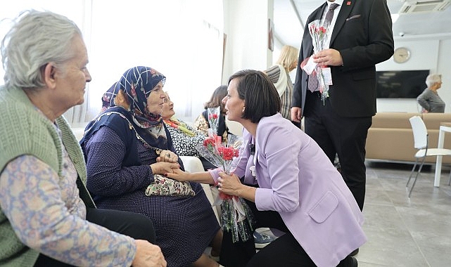 Karabağlar Belediye Başkanı Helil Kınay, belediye tarafından düzenlenen Anneler Günü