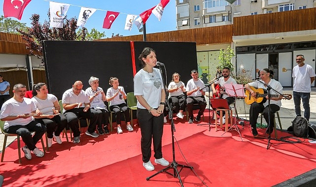 Bayraklı Belediyesi tarafından Engelliler Haftası kapsamında düzenlediği “Sanatla Sınırları Aşmak