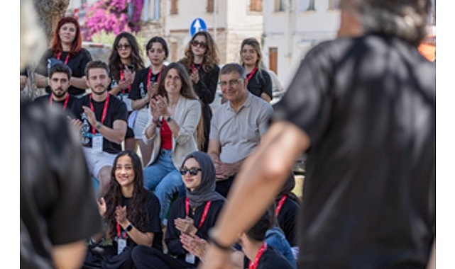 “Tasarımcılar İzmir'de”  etkinliği kapsamında Çeşme’de çalışma yürüten gençlerle buluşan Başkan