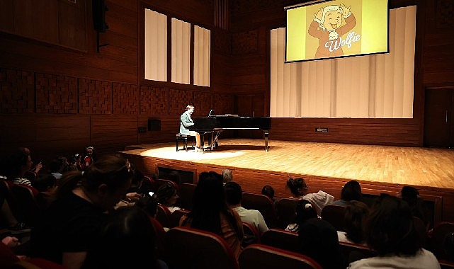 İzmir Büyükşehir Belediyesi’nin çocuklar için düzenlediği “Sadece Mozart” anlatımlı konseri