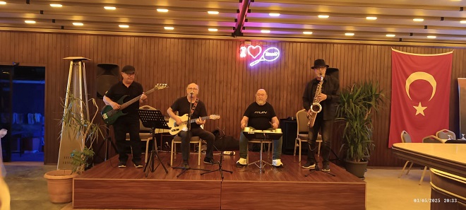 Ünlü sanatçı ve gitarist Erol Altıntaş, müziğe gönül veren herkesi
