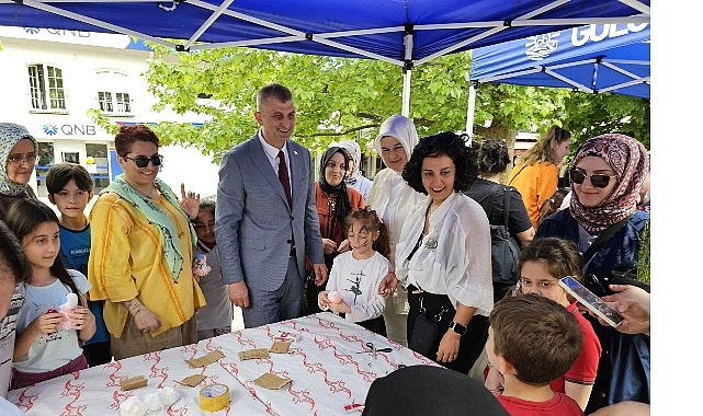 Gölcük Belediyesi’nin düzenlediği Anne Çocuk Atölyesi’ne katılan çocuklar, kendi elleriyle