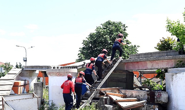 Osmangazi Belediyesi’nin düzenlediği arama kurtarma tatbikatına katılan liseli öğrenciler, afet