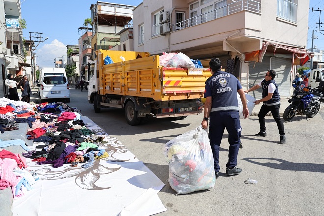 Mersin’in merkez ilçesi Toroslar Belediyesi, yol ve kaldırım kenarında sağlıksız