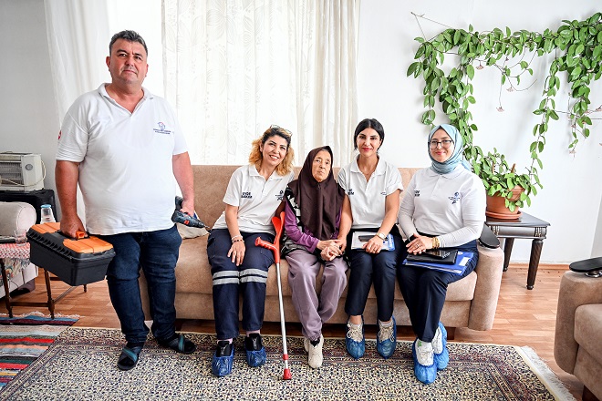Mersin Büyükşehir Belediyesi’nin Sağlık İşleri Dairesi Başkanlığı koordinesinde yürüttüğü ‘Evde
