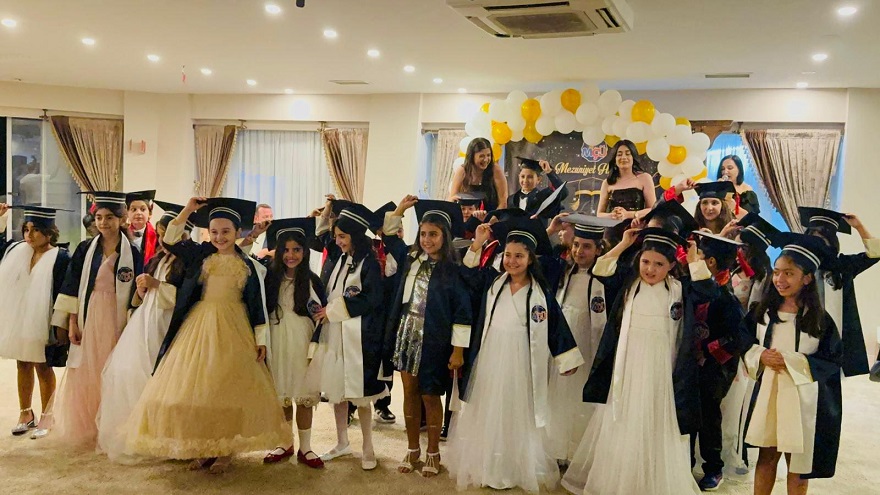 Mersin Çocuk Üniversitesi’nde (MÇÜ) düzenlenen mezuniyet töreninde, ilkokul 4. sınıf