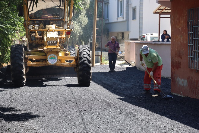 Toroslar Belediyesi, ilçe genelinde asfalt bakım ve serim çalışmalarına hız