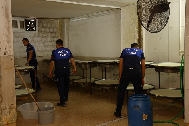 Toroslar Belediyesi Zabıta Müdürlüğü ekipleri, belediyenin Çözüm Merkezi’ne gelen bir