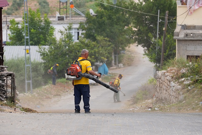 Tarsus Belediyesi, kent genelinde sürdürdüğü çevre düzenleme ve temizlik çalışmalarını