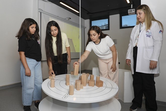 Mersin Büyükşehir Belediyesi’nin Tarsus’ta hayata geçirdiği ‘Aratos Matematik Evi’, açıldığı