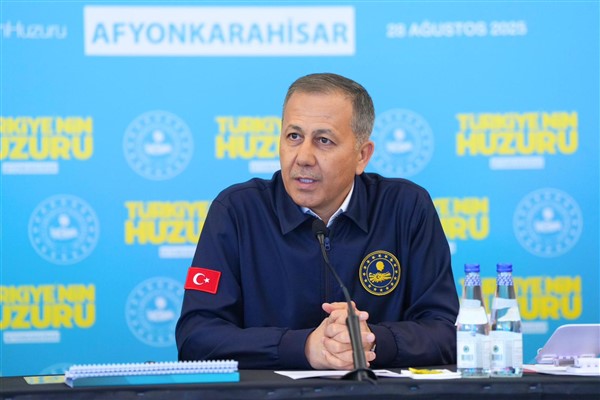 İçişleri Bakanı Ali Yerlikaya, Afyonkarahisar’da “Türkiye’nin Huzuru Toplantısı”na katıldı. İçişleri