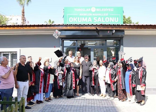 Toroslar Belediyesinin Selçuklar ve Akbelen Mahallelerinde bulunan okuma salonlarında yetişkinlere