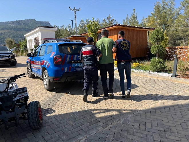 Mersin İl Jandarma Komutanlığı ekipleri uzun zamandır aranan ve haklarında