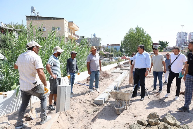 Toroslar Belediye Başkanı Abdurrahman Yıldız, Çukurova Mahallesi’nde yapımı devam eden