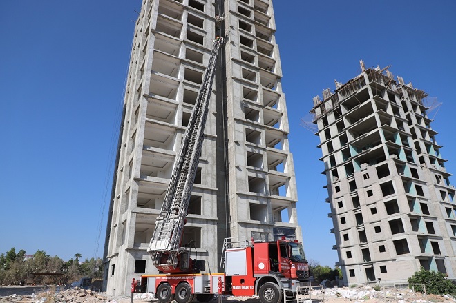 Mersin’de 14 katlı bina inşaatında dış cephe çalışması yapan iki