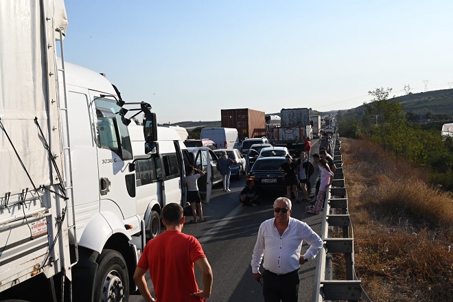 Mersin–Tarsus otobanında Ziyarettepe mevkisinde meydana gelen trafik kazası, ulaşımı felç