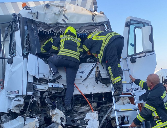 Adana-Mersin otoyolunun gişeler mevkiinde, 2 TIR, 1 tanker, 1 kamyon