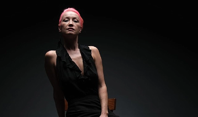 Elçin, ilk çalışması “İyileşmedim” ile müzik yolculuğuna duygusal derinliği yüksek