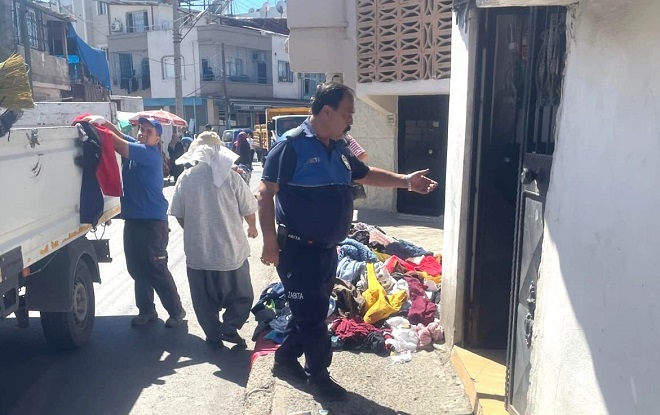 Toroslar Belediyesi, yol ve kaldırım kenarlarında sağlıksız koşullarda ikinci el