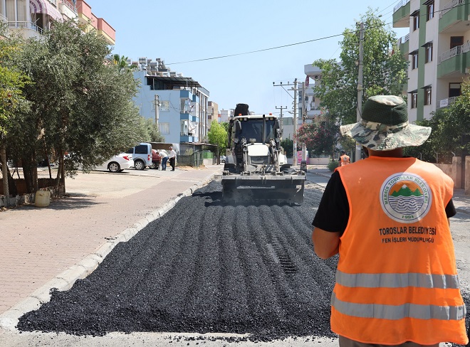 Toroslar Belediyesi, ilçe genelinde yol ve asfalt çalışmalarına aralıksız devam