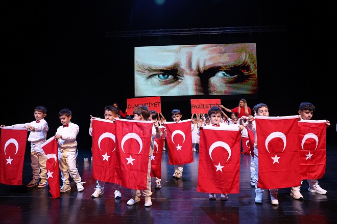 MEZİTLİ’DE MİNİKLERDEN BÜYÜK CUMHURİYET COŞKUSU