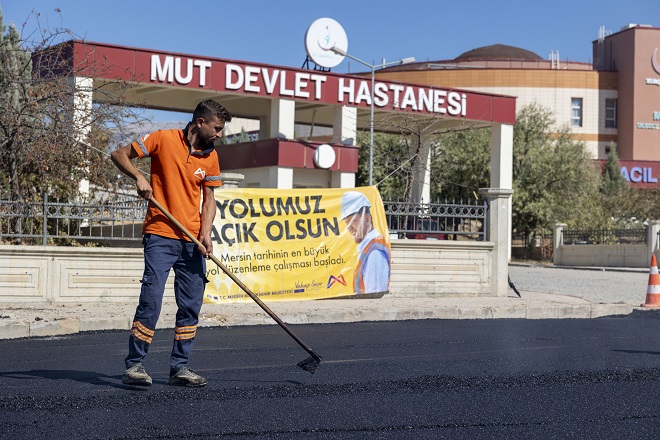 Mut ilçesinde cadde ve sokaklar Mersin Büyükşehir Belediyesi tarafından yenilenerek,