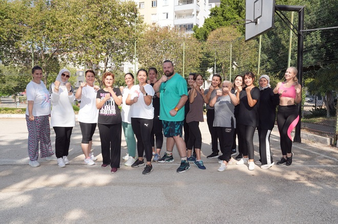 Çukurova Belediyesi’nin kadınlara yönelik açtığı ücretsiz sabah sporu ve savunma
