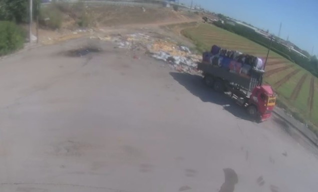 Karaduvar Mahallesi’nde denizin hemen yanına atılan tonlarca kıyafet ve tekstil