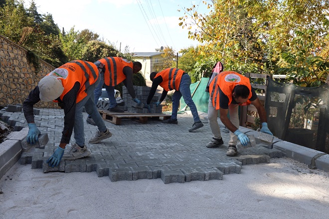 Toroslar Belediyesi, ilçe genelinde yürüttüğü yol yapım ve iyileştirme çalışmalarını
