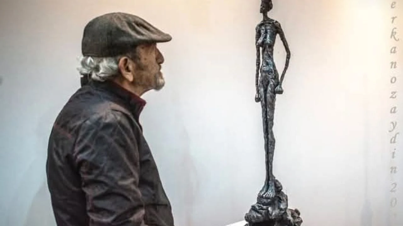 Erkan Özaydın’ın objektifine yansıyan Nevzat Çömlek’in “Heykele Bakan Adam” fotoğrafı