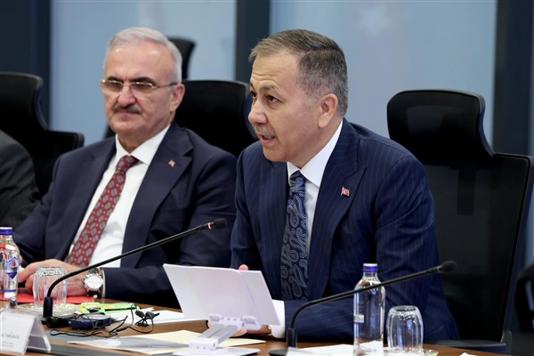 İçişleri Bakanı Ali Yerlikaya, kırmızı bültenle uluslararası seviyede aranan 3,