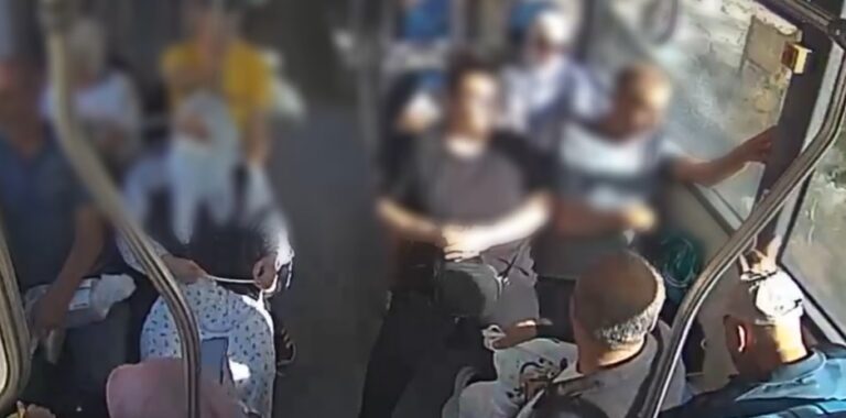YAŞLI VATANDAŞLARIN CEBİNİ HEDEF ALDI, OTOBÜSTE SUÇÜSTÜ YAKALANDI