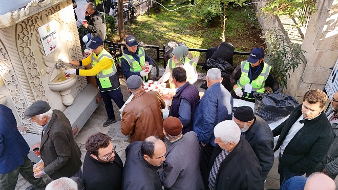 Tarsus Belediyesi, kış aylarında sosyal dayanışmayı güçlendirmek amacıyla sıcak çorba