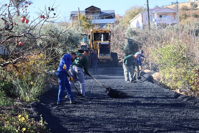 Toroslar Belediyesi, kırsal mahallelerde yaşam kalitesini artırmaya yönelik yol iyileştirme