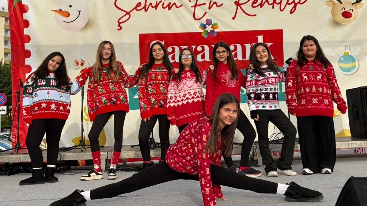 Mezitli Belediyesi Kent Konseyi Çocuk Dansları Grubu, Sayapark’ta sahne aldı.