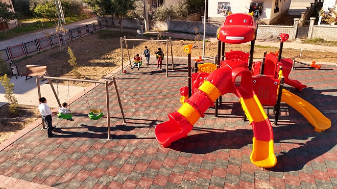 Tarsus Belediyesi, kent genelinde sürdürdüğü park yenileme çalışmalarıyla mahallelerin ortak