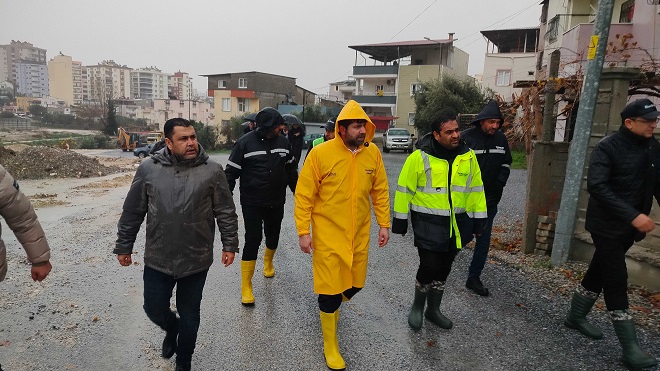 TARSUS’TA ŞİDDETLİ YAĞIŞLARA KARŞI TAM SAHA MÜDAHALE