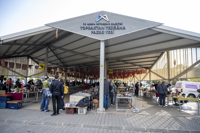 ANTİKA PAZARI İLE VATANDAŞLAR ANILARINI TAZELİYOR